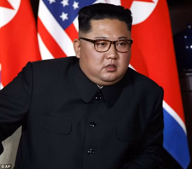 Ông Kim Jong-un cũng thường xuyên xuất hiện với một cặp kính trong thời gian gần đây. Ảnh: AP