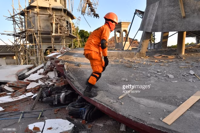 Một nhân viên cứu hộ đang tiến hành tìm kiếm trên đống đổ nát. Ảnh: Getty