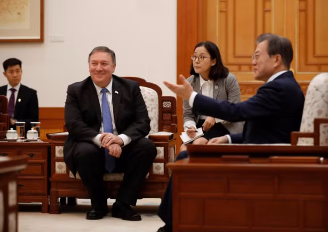 Ngoại trưởng Mỹ Mike Pompeo thông báo với Tổng thống Moon Jae-in về kết quả của hội nghị thượng đỉnh lịch sử giữa Mỹ và Triều Tiên. Ảnh: Reuters