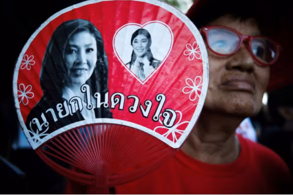 Những người ủng hộ bà Yingluck có mặt bên ngoài khu vực xét xử. Ảnh: Reuters Những người ủng hộ bà Yingluck có mặt bên ngoài khu vực xét xử. Ảnh: Reuters