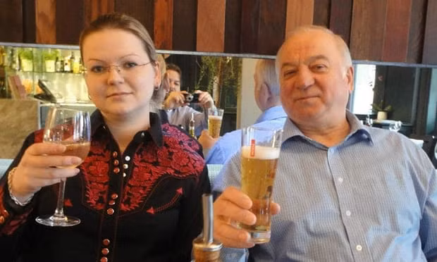 Cựu điệp viên Sergei Skripal và con gái Yulia. Ảnh: The Guardian Cựu điệp viên Sergei Skripal và con gái Yulia. Ảnh: The Guardian