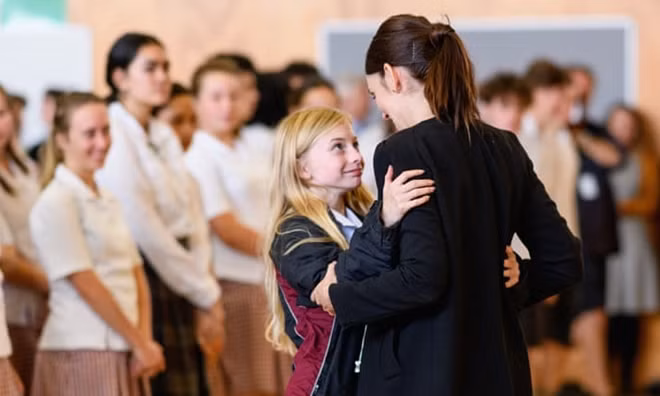 Thủ tướng New Zealand Jaconda Ardern đã đến thăm trường trung học Cashmere. Ảnh: Getty