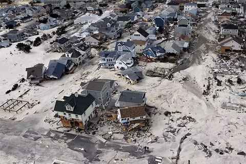 70 tỷ USD là tổn thất mà Mỹ phải gánh chịu sau khi siêu bão Sandy tràn qua các bang miền Đông Bắc nước này, trong đó New York và New Jersey là hai địa phương bị thiệt hại nặng nề nhất. Theo thống kê, tại New Jersey, hơn 30.000 ngôi nhà và cửa hiệu bị phá hủy hoàn toàn hoặc hư hại do trận siêu bão, trong khi hàng triệu hộ gia đình bị mất điện. 70 tỷ USD là tổn thất mà Mỹ phải gánh chịu sau khi siêu bão Sandy tràn qua các bang miền Đông Bắc nước này, trong đó New York và New Jersey là hai địa phương bị thiệt hại nặng nề nhất. Theo thống kê, tại New Jersey, hơn 30.000 ngôi nhà và cửa hiệu bị phá hủy hoàn toàn hoặc hư hại do trận siêu bão, trong khi hàng triệu hộ gia đình bị mất điện.