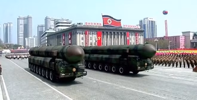 Triều Tiên giới thiệu loạt vũ khí mới trong lễ kỉ niệm ngày sinh thứ 105 của lãnh tụ Kim Nhật Thành. Ảnh: Bloomberg