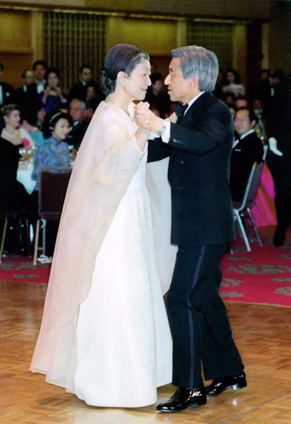 Nhà vua Akihito và Hoàng hậu Michiko khiêu vũ trong một bữa tiệc từ thiện được tổ chức ngày 16-4-1993. Tình yêu của Nhà vua và Hoàng hậu Nhật Bản được người dân ví như một câu chuyện cổ tích, khi lần đầu tiên một Thái tử sẽ kế vị ngôi vua kết hôn với một thường dân, vượt qua mọi rào cản và thành kiến của xã hội Nhật Bản thời bấy giờ.