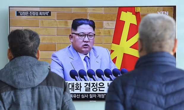 Người dân Hàn Quốc theo dõi một bài phát biểu của nhà lãnh đạo Kim Jong-un hôm 3-1. Ảnh: AP