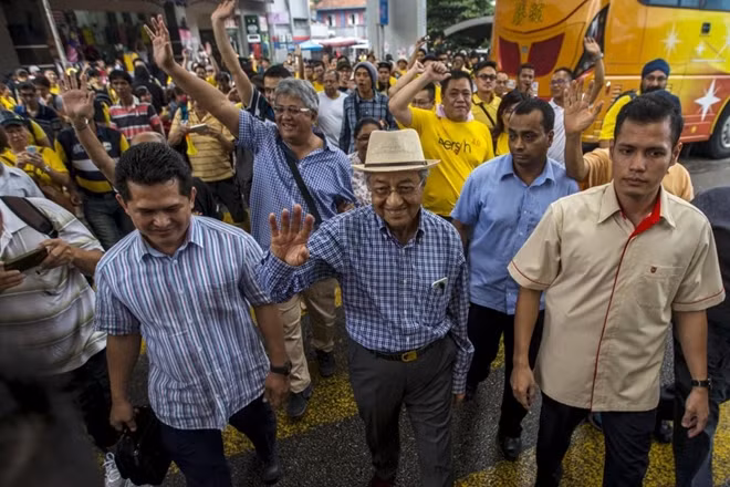 Ông Mahathir vẫy chào những người dân trong một sự kiện diễn ra năm 2015. Ảnh: Reuters