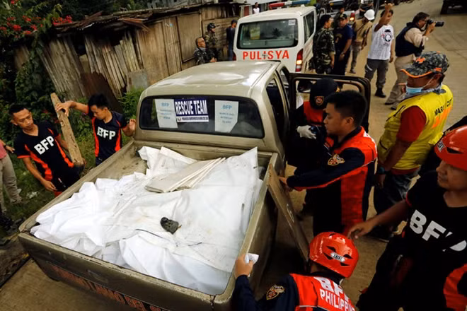 Những thi thể đã tìm thấy hôm 28-6 được chở trên một chiếc xe tải nhỏ. Ảnh: Reuters