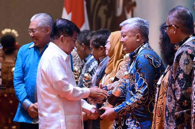 Đại sứ Indonesia tại Việt Nam Ibnu Hadi đã thay mặt hai công ty Việt Nam nhận Giải thưởng Primaduta từ Phó Tổng thống Indonesia Jusuf Kalla