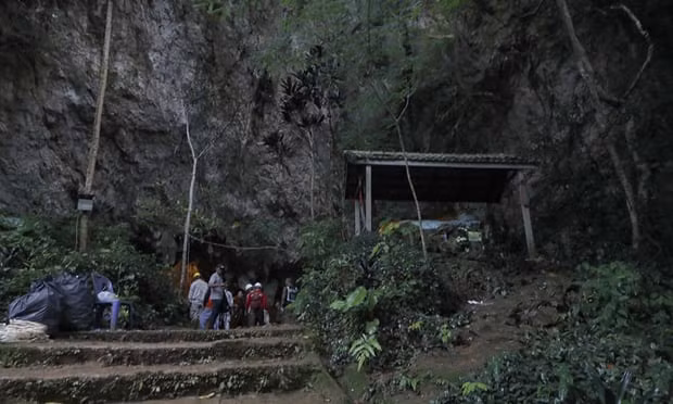 Phía bên ngoài cửa hang với một số lượng lớn các nhân viên cứu hộ và thợ lặn chuyên nghiệp. Ảnh: AP