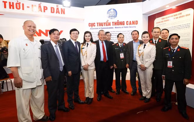 Đồng chí Trương Hòa Bình, Ủy viên Bộ Chính trị, Phó Thủ tướng Thường trực Chính phủ đã tới tham quan gian trưng bày của Khối Báo chí CAND.