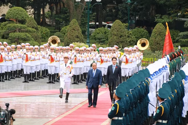 Thủ tướng Nguyễn Xuân Phúc và Thủ tướng Canada Justin Trudeau duyệt đội danh dự.