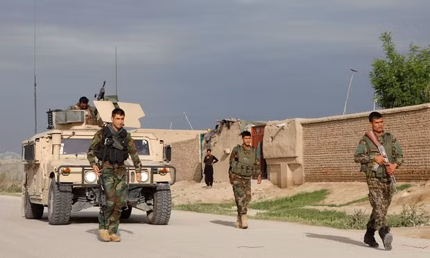 Các binh lính quân đội Afghanistan đến gần khu vực bị tấn công. Ảnh: Anil Usyan / Reuters