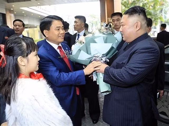 Chủ tịch UBND TP Hà Nội Nguyễn Đức Chung đón Chủ tịch Kim Jong-un và đoàn Triều Tiên tại khách sạn Melia. (Ảnh: Nhan Sáng - TTXVN)