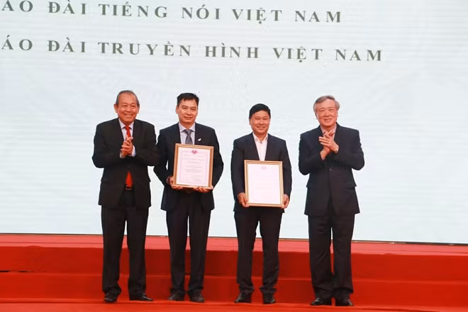 Ban tổ chức trao giải Đặc biệt hạng mục "Gian trưng bày ấn tượng, đặc sắc" cho hai đơn vị.