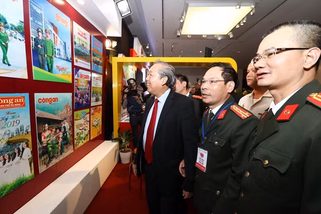 Phó Thủ tướng Thường trực Trương Hòa Bình đã xem các ấn phẩm tiêu biểu của lực lượng Báo chí CAND.
