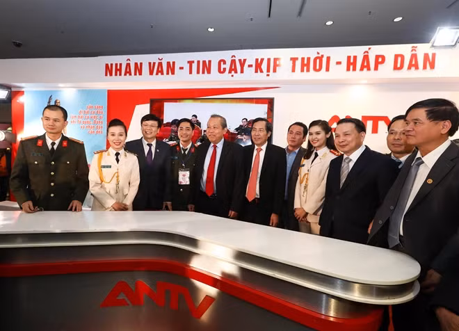 Phó Thủ tướng Thường trực Trương Hòa Bình trò chuyện và chụp ảnh cùng các nhà báo, cán bộ, chiến sĩ trong lực lượng CAND.