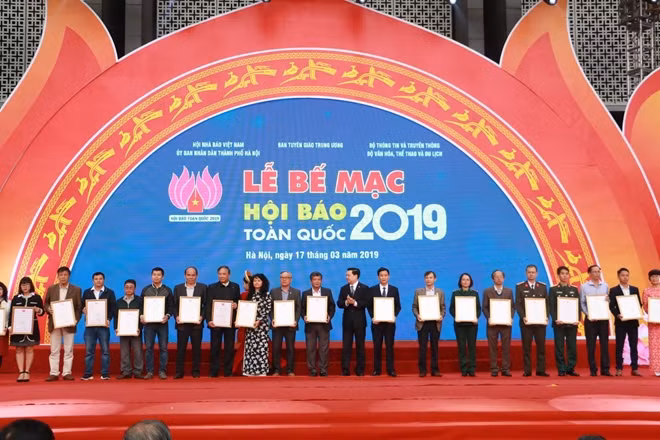 Các đơn vị đạt Giải B hạng mục "Bìa Báo Tết đẹp".