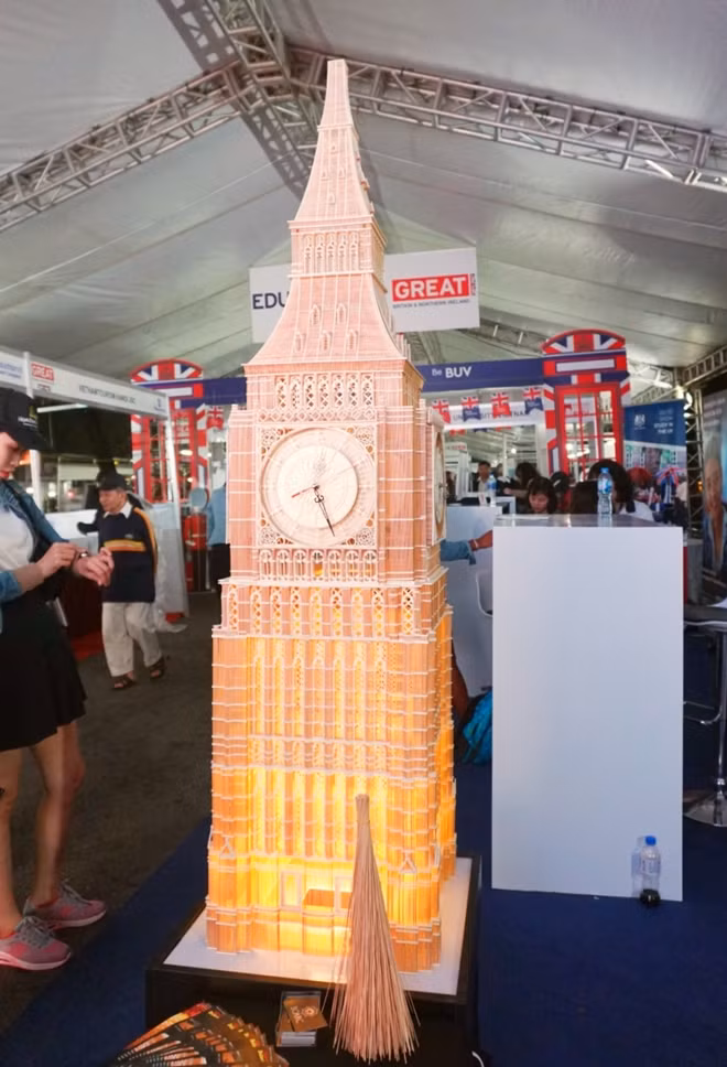 Tháp đồng hồ Big Ben phiên bản thu nhỏ đã sáng đèn!