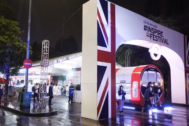 Tàu điện ngầm, một biểu tượng quen thuộc và đặc trưng của thủ đô London, được tái hiện ngay giữa lòng Hà Nội.