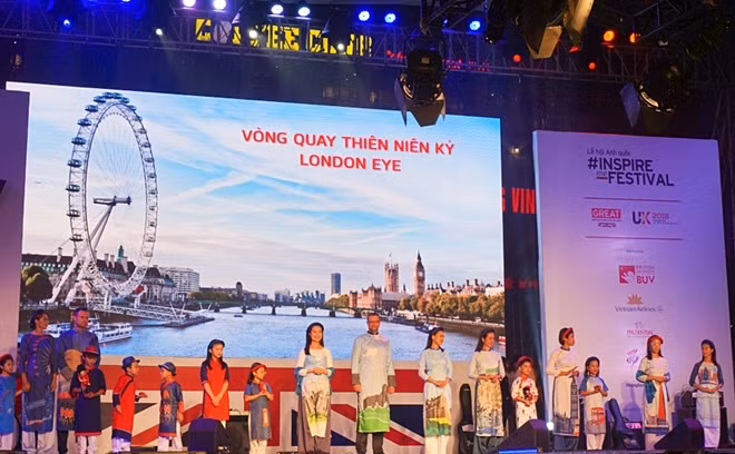 Những hình ảnh đặc trưng về đất nước Anh được thiết kế thanh lịch trên tà áo dài Việt Nam đã để lại ấn tượng mạnh mẽ đối với những khán giải theo dõi chương trình.