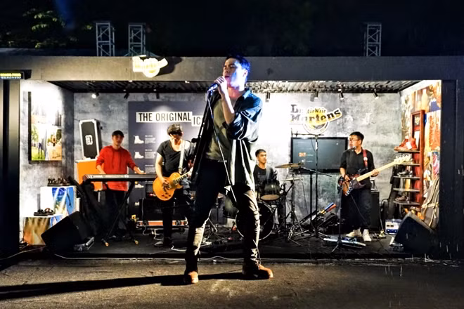 Sự xuất hiện của một ban nhạc Rock tại không gian Lễ hội Anh quốc đã làm nóng bầu không khí đêm hội.