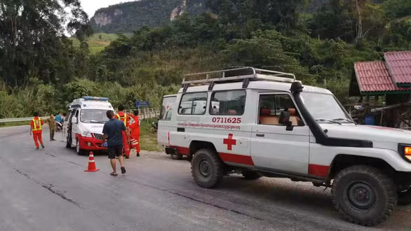 Xe cứu thương đưa các nạn nhân đến bệnh viện. Ảnh: China News