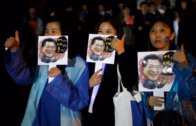 Những người ủng hộ ông Moon có mặt tại quảng trường Gwanghwamun. Ảnh: Reuters