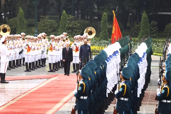 Tổng Bí thư, Chủ tịch nước Nguyễn Phú Trọng và Tổng thống Ấn Độ Ram Nath Kovind duyệt đội danh dự.
