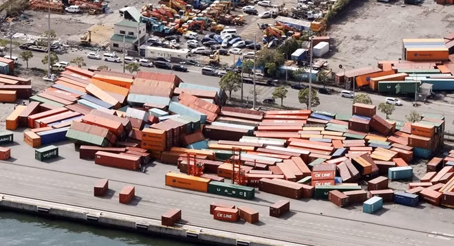 Sức gió kinh hoàng khiến một loạt thùng container lật nhào tại đảo Rokko, Hyogo. Ảnh: Jiji Image