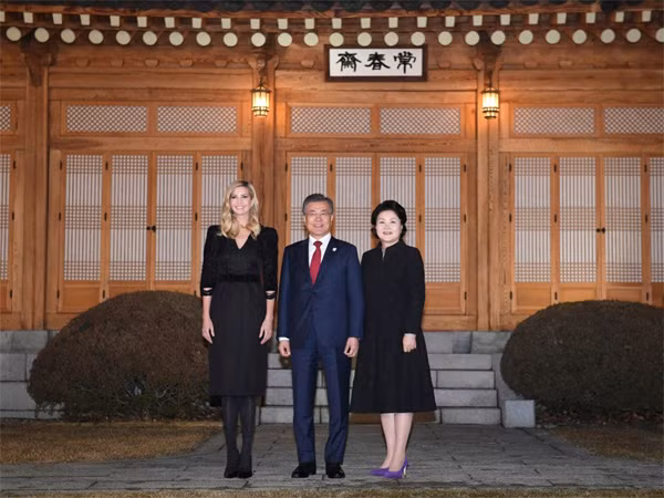 Ivanka Trump chụp hình cùng Tổng thống Hàn Quốc Moon Jae-in và phu nhân tại Nhà Xanh. Ảnh: Reuters