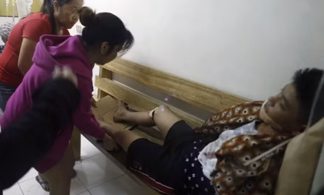 Những người bị thương được đưa vào bệnh viện gần đó để điều trị. Ảnh: EPA