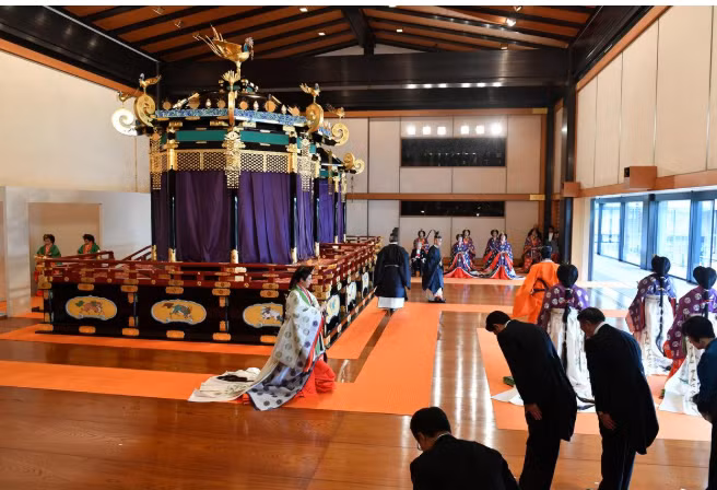Ngai vàng của Nhật hoàng Naruhito. Ảnh: Reuters
