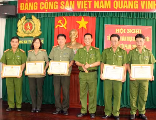 Lãnh đạo Công an thành phố tặng Bằng khen của UBND TP.Cần Thơ cho các tập thể, cá nhân tiêu biểu. Lãnh đạo Công an thành phố tặng Bằng khen của UBND TP.Cần Thơ cho các tập thể, cá nhân tiêu biểu.