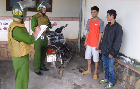 Hai đối tượng Báu và Tuấn bị lực lượng 113 bắt giữ khi đang trên đường bỏ trốn. Hai đối tượng Báu và Tuấn bị lực lượng 113 bắt giữ khi đang trên đường bỏ trốn.