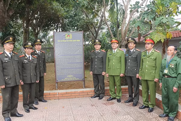 Đảng uỷ, Ban Giám đốc Học viện ANND và Công an tỉnh Nghệ An tại công trình biểu trưng bia khắc ghi tiểu sử cố Bộ trưởng.