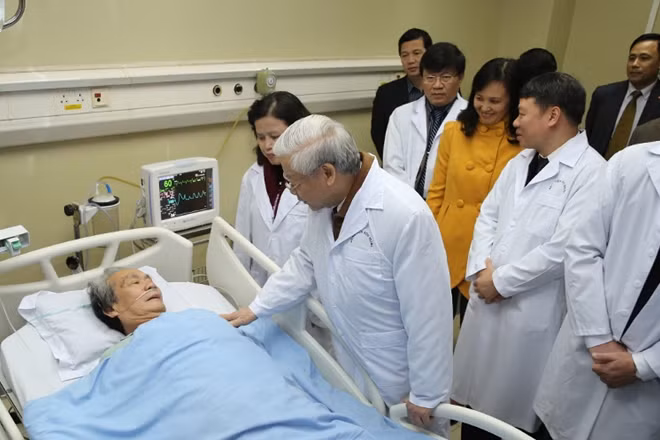 Tổng Bí thư Nguyễn Phú Trọng thăm một bệnh nhân đang điều trị tại BV Hữu Nghị. Ảnh: VGP/Đình Nam.