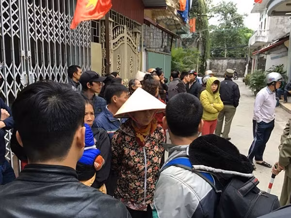 Người dân bàng hoàng chứng kiến vụ việc.