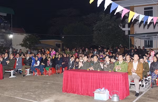 Đông đảo bà con nhân dân xã Nam Trung có mặt theo dõi chương trình.