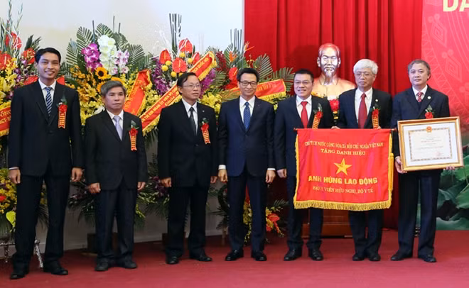 Phó Thủ tướng Vũ Đức Đam trao danh hiệu Anh hùng Lao động tặng BV Hữu Nghị. Ảnh: VGP/Đình Nam.