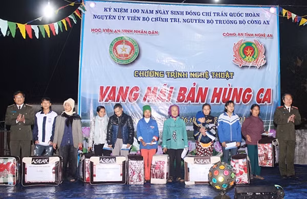 Thiếu tướng, GS.TS Bùi Trung Thành, Phó Giám đốc Học viện ANND và Đại tá Hồ Văn Tứ, Phó Giám đốc Công an tỉnh Nghệ An tặng quà 10 hộ gia đình có hoàn cảnh khó khăn.