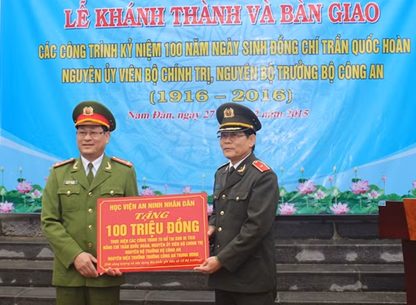 Thiếu tướng, GS.TS Nguyễn Văn Ngọc trao biển tượng trưng ủng hộ kinh phí tu bổ khu di tích cho Đại tá Nguyễn Hữu Cầu.