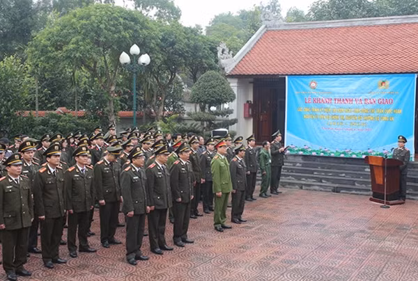 Đoàn đại biểu Học viện ANND dâng hương, dâng hoa tưởng niệm Bộ trưởng Trần Quốc Hoàn.