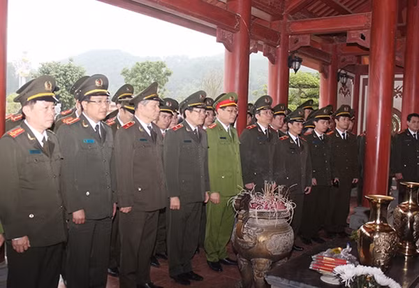 Đoàn đại biểu Học viện ANND dâng hương, dâng hoa tại Khu di tích lịch sử Truông Bồn.