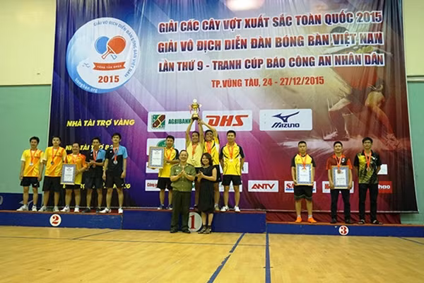 Đại tá Nguyễn Thanh Hải - Trưởng CQĐD Báo CAND tại TP Hồ Chí Minh và bà Đỗ Thị Mai - Tổng giám đốc Công ty cổ phần Tân Liên Minh, đại diện nhà tài trợ DHS trao giải nội dung đồng đội hạng B.