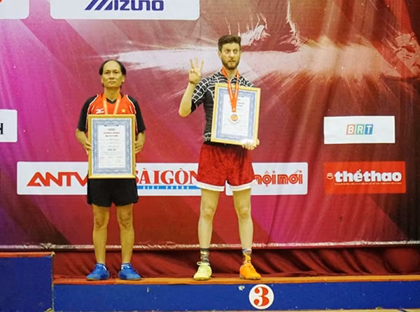 VĐV Adam Bobrow (Mizuno) lên nhận giải.