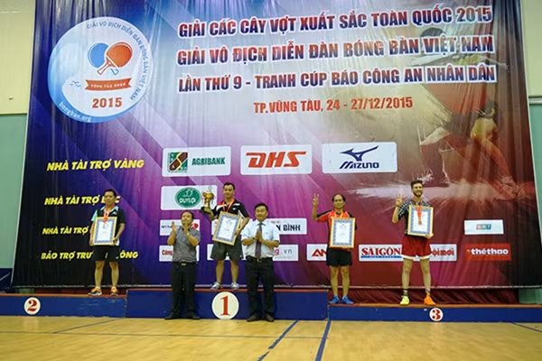 Ông Seigo và ông Takayama đại diện Tập đoàn Mizuno Nhật Bản trao giải đơn nam Lãnh đạo.