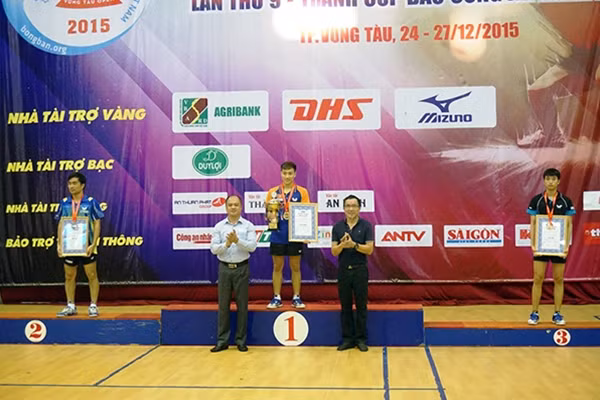 Ông Phan Anh Tuấn - Trưởng bộ môn bóng bàn, Tổng cục TDTT và ông Lâm Tấn Lợi - Giám đốc Công ty Duy Lợi trao giải Nội dung đơn Nam các cây vợt xuất sắc toàn quốc.