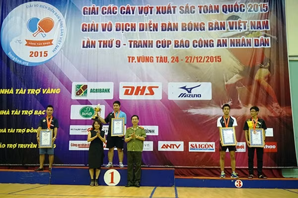 Thiếu tướng Phạm Văn Miên và bà Đỗ Thị Mai - Tổng giám đốc Công ty cổ phần Tân Liên Minh, đại diện nhà tài trợ DHS trao giải đơn không chuyên cho các VĐV.