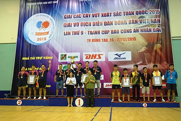 Thiếu tướng Phạm Văn Miên và bà Nguyễn Thị Liên - Phó Giám đốc Ngân hàng Agribank - Chi nhánh Vũng Tàu trao giải nội dung đồng đội hạng A cho các đội.
